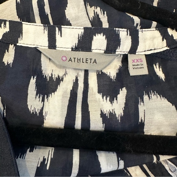 Athleta Navy and White Patterned Blouse‎ - Picture 7 of 7